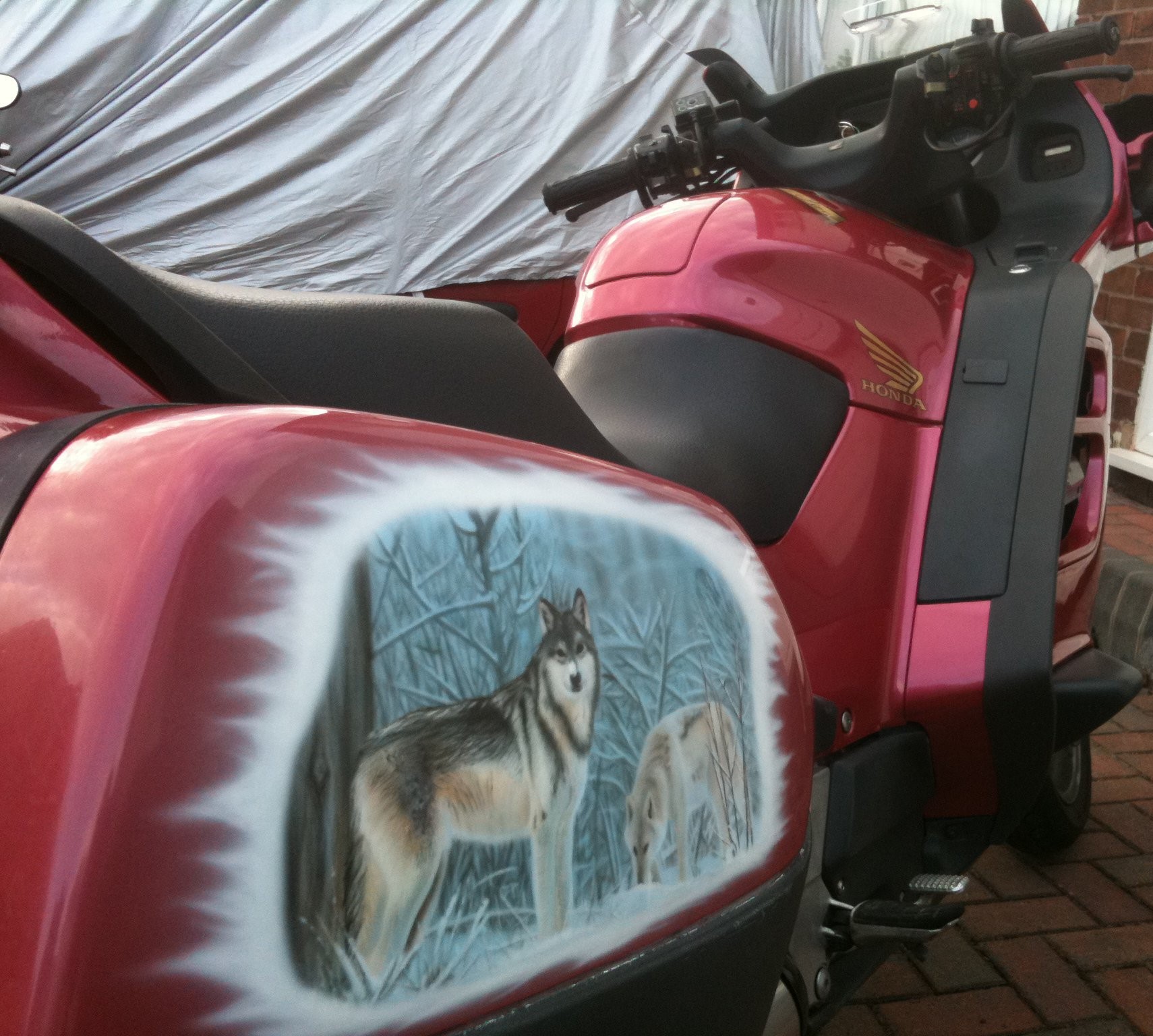 Airbrushed Painting of a Honda Pan-European Motorbike with custom design of a wolf side pannier